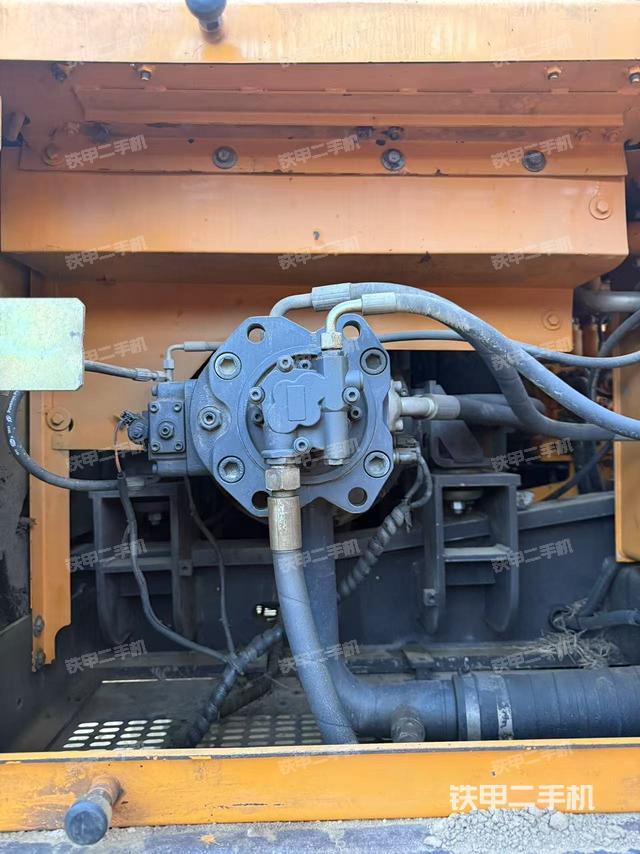 液压泵舱室正面整体（整机外观）