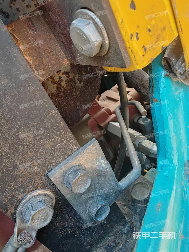 液壓泵艙室正面整體(整機(jī)外觀) 液壓泵艙室正面整體(整機(jī)外觀)