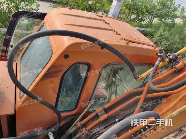 駕駛室頂部(整機(jī)外觀) 駕駛室頂部(整機(jī)外觀)