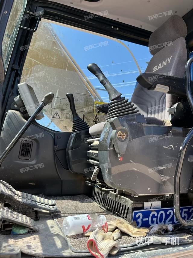 驾驶室整体(整机外观) 驾驶室整体(整机外观)