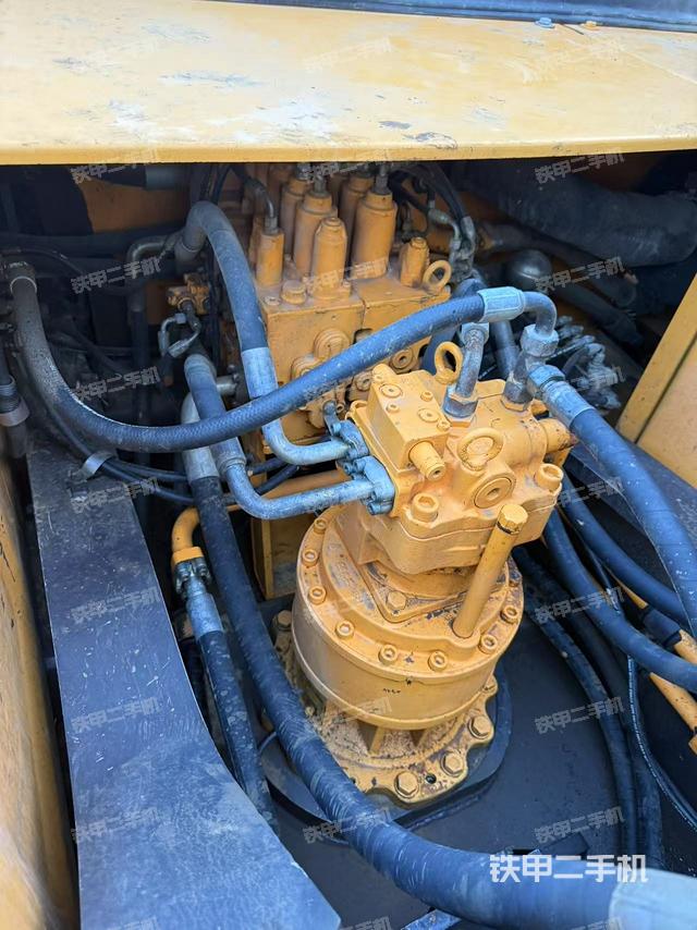 回转马达和主控阀（整机外观）