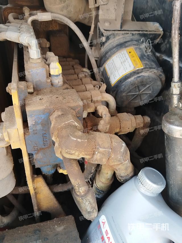 回转马达和主控阀（整机外观）