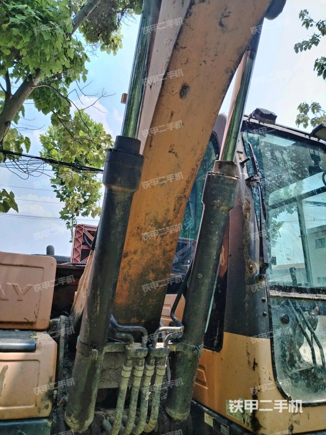 大臂油缸整体 竖拍(工作和回转装置) 大臂油缸整体 竖拍(工作和回转装置)