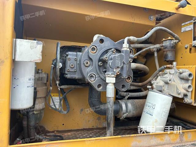液压泵舱室正面整体(整机外观) 液压泵舱室正面整体(整机外观)