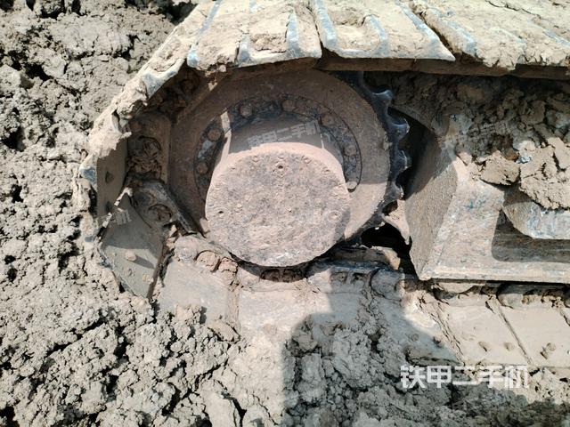 左驅(qū)動輪（行走機(jī)構(gòu)）