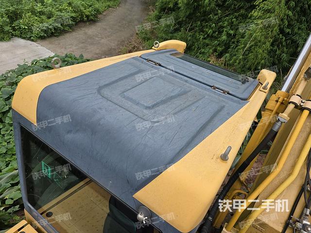 驾驶室顶部(整机外观) 驾驶室顶部(整机外观)