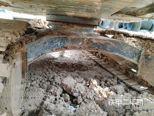 轉(zhuǎn)盤和下車架正前（工作和回轉(zhuǎn)裝置）