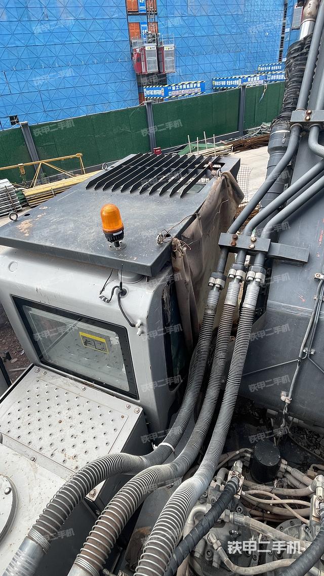 駕駛室頂部(整機(jī)外觀) 駕駛室頂部(整機(jī)外觀)