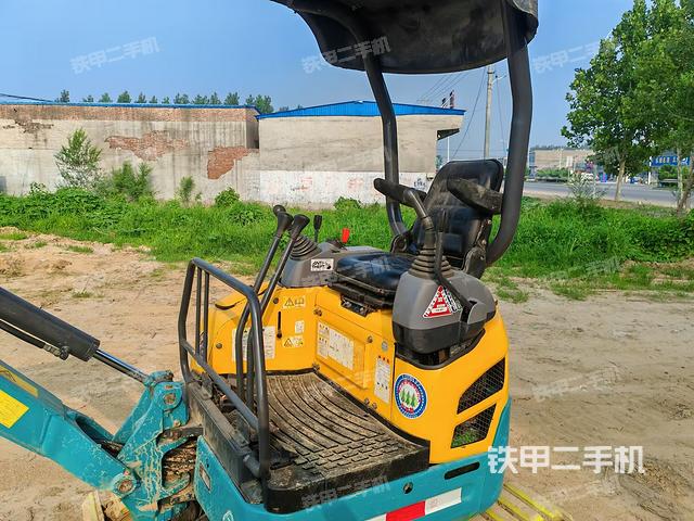 駕駛室頂部(整機(jī)外觀) 駕駛室頂部(整機(jī)外觀)