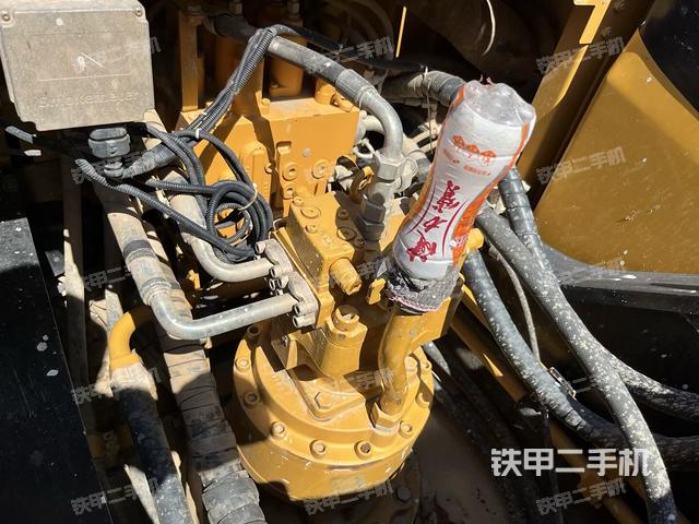 回转马达和主控阀(整机外观) 回转马达和主控阀(整机外观)