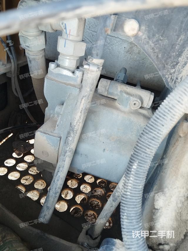 液压泵舱室正面整体（整机外观）