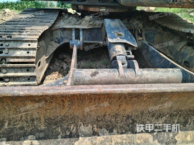 转盘和下车架正前(工作和回转装置) 转盘和下车架正前(工作和回转装置)