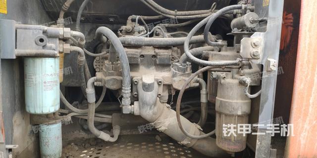 液压泵舱室正面整体(整机外观) 液压泵舱室正面整体(整机外观)