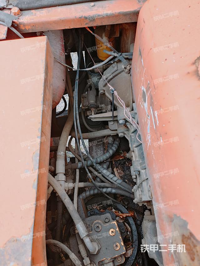 液压泵舱室正面整体（整机外观）