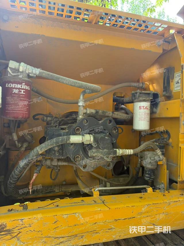 液压泵舱室正面整体(整机外观) 液压泵舱室正面整体(整机外观)