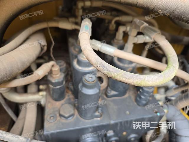 回转马达和主控阀(整机外观) 回转马达和主控阀(整机外观)