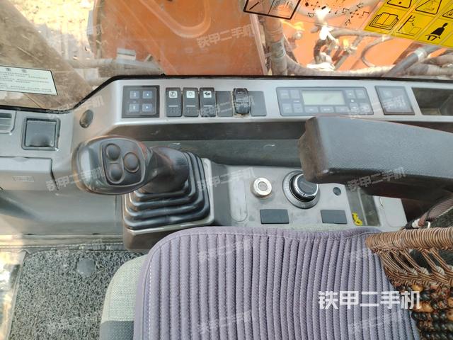 座椅右侧控制台/钥匙门/油门/含右手柄(驾驶室部分) 座椅右侧控制台/钥匙门/油门/含右手柄(驾驶室部分)