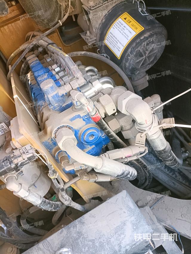 回轉(zhuǎn)馬達(dá)和主控閥（整機(jī)外觀）