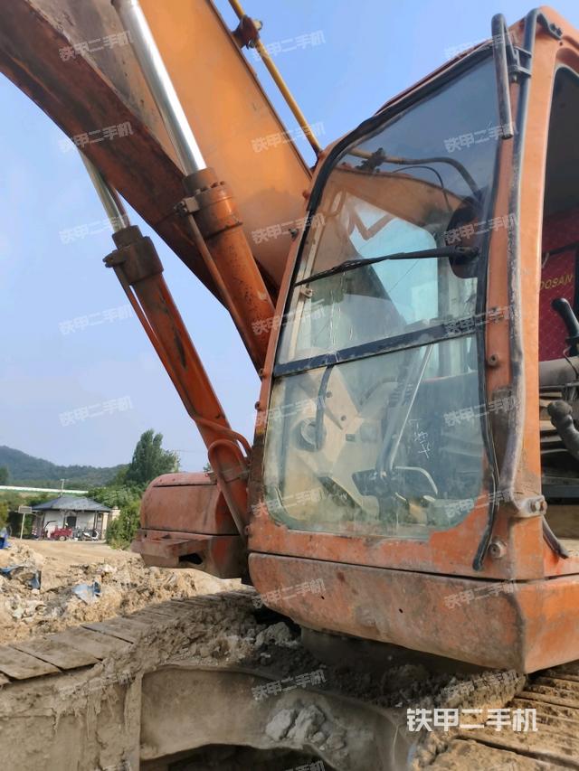 駕駛室整體(整機(jī)外觀) 駕駛室整體(整機(jī)外觀)
