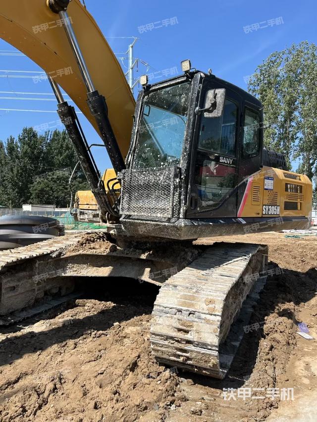 驾驶室顶部(整机外观) 驾驶室顶部(整机外观)