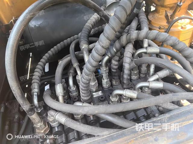 回转马达和主控阀(整机外观) 回转马达和主控阀(整机外观)