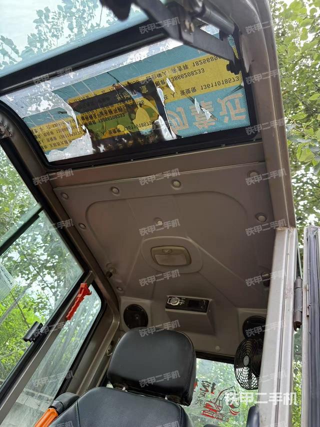 駕駛室頂部(整機(jī)外觀) 駕駛室頂部(整機(jī)外觀)