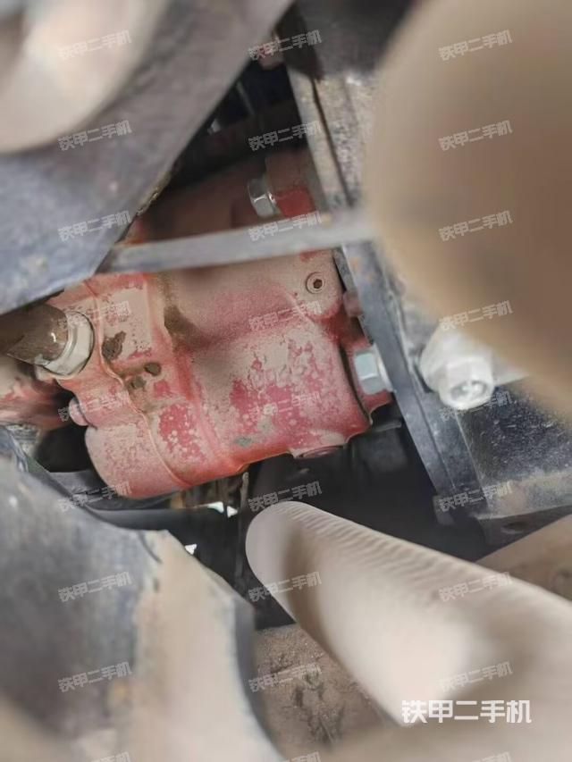 液压泵舱室正面整体(整机外观) 液压泵舱室正面整体(整机外观)