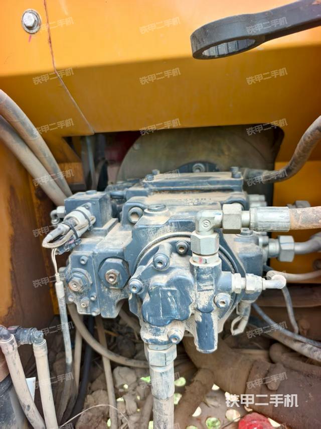 液压泵舱室正面整体(整机外观) 液压泵舱室正面整体(整机外观)