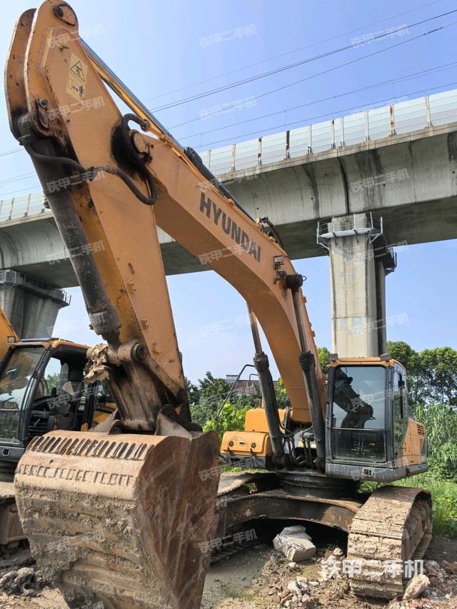 現(xiàn)代R385LVS挖掘機