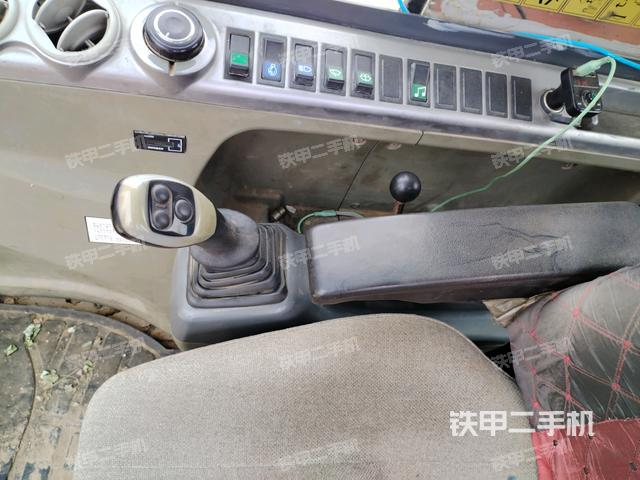 座椅右側(cè)控制臺/鑰匙門/油門/含右手柄(駕駛室部分) 座椅右側(cè)控制臺/鑰匙門/油門/含右手柄(駕駛室部分)