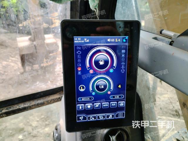 显示屏 (驾驶室部分) 显示屏 (驾驶室部分)