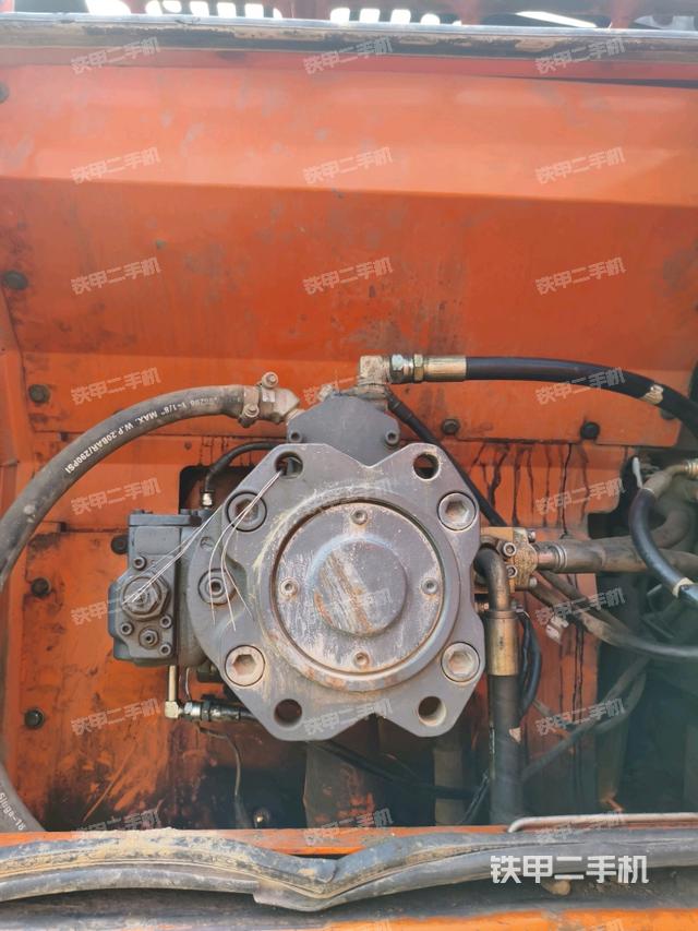 液壓泵艙室正面整體(整機(jī)外觀) 液壓泵艙室正面整體(整機(jī)外觀)