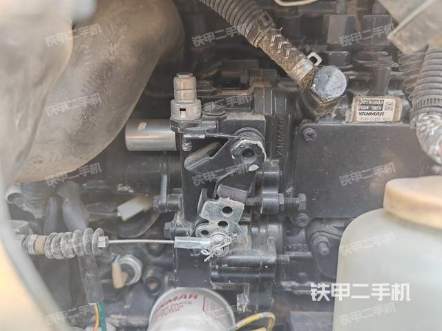 回转马达和主控阀(整机外观) 回转马达和主控阀(整机外观)