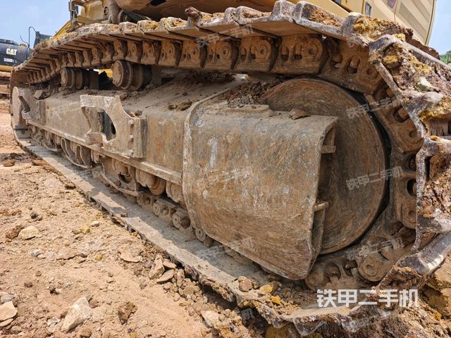 單側(cè)履帶整體(整機(jī)外觀) 單側(cè)履帶整體(整機(jī)外觀)