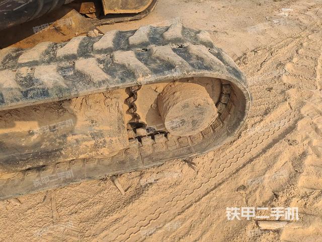 单侧履带整体(整机外观) 单侧履带整体(整机外观)