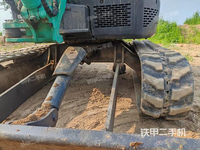 回转马达和主控阀(整机外观) 回转马达和主控阀(整机外观)