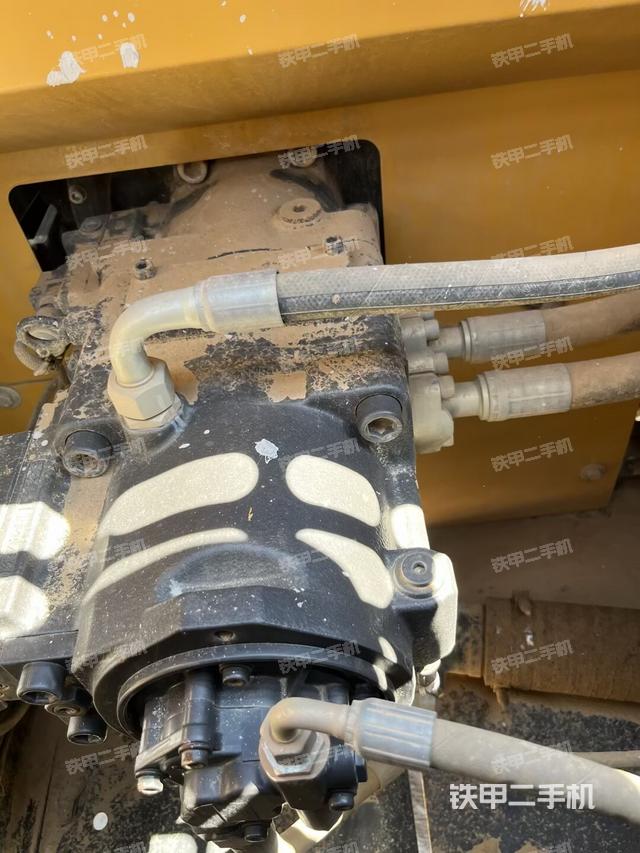 液压泵舱室正面整体(整机外观) 液压泵舱室正面整体(整机外观)