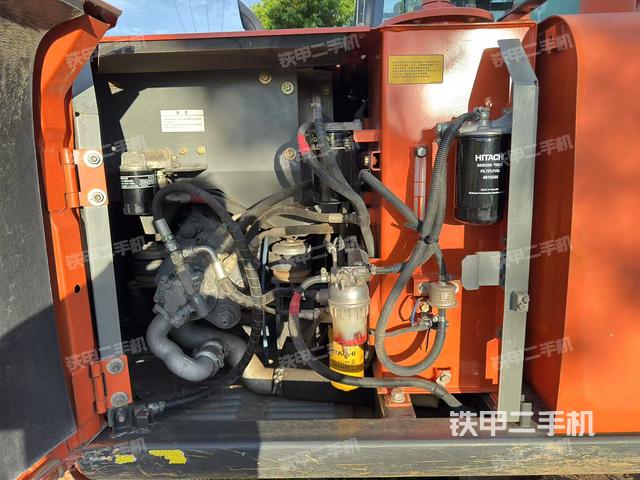 液壓泵艙室正面整體(整機外觀) 液壓泵艙室正面整體(整機外觀)