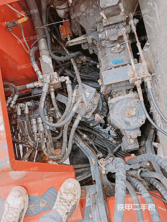 液压泵舱室正面整体（整机外观）