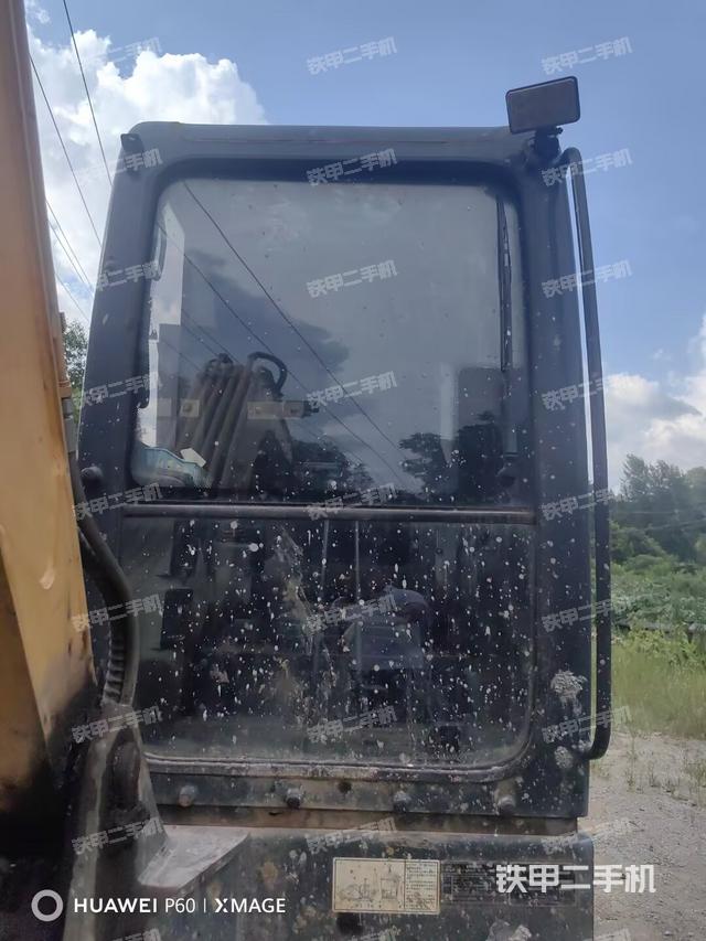 駕駛室頂部(整機(jī)外觀) 駕駛室頂部(整機(jī)外觀)