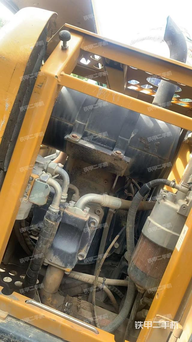 液压泵舱室正面整体(整机外观) 液压泵舱室正面整体(整机外观)