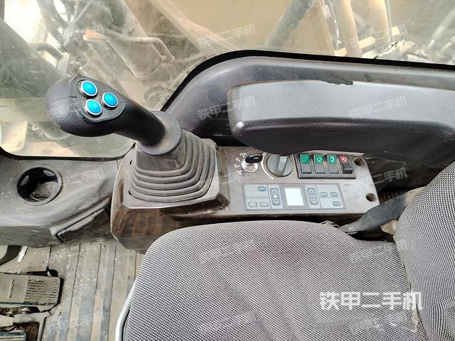 座椅右側(cè)控制臺/鑰匙門/油門/含右手柄(駕駛室部分) 座椅右側(cè)控制臺/鑰匙門/油門/含右手柄(駕駛室部分)