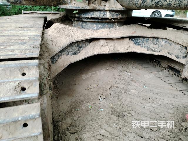 转盘和下车架正前(工作和回转装置) 转盘和下车架正前(工作和回转装置)