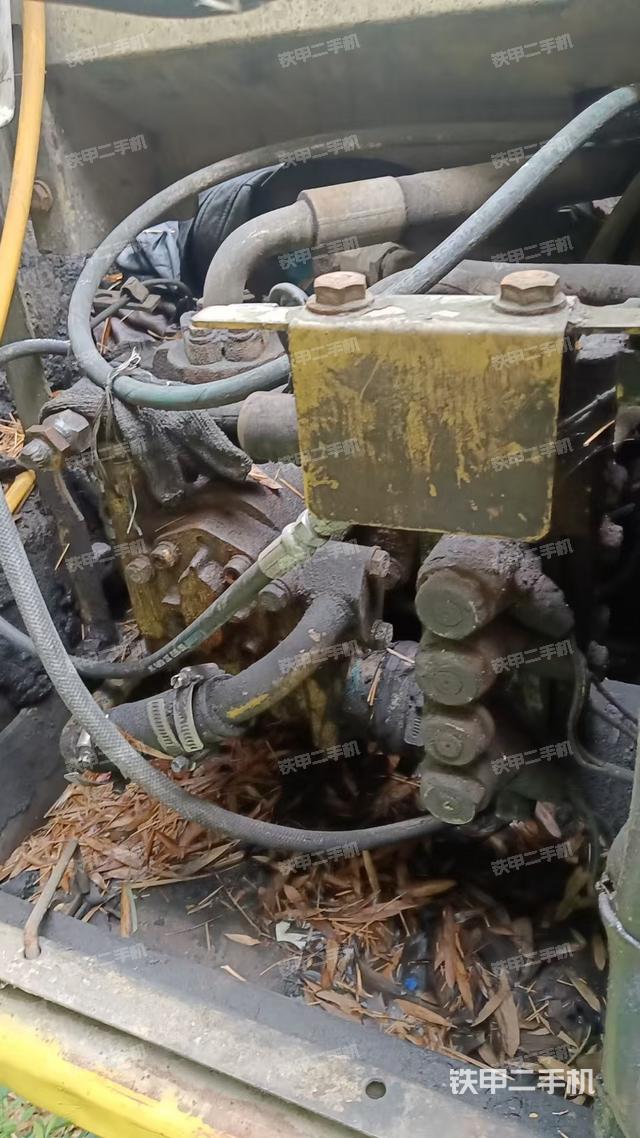 液压泵舱室正面整体(整机外观) 液压泵舱室正面整体(整机外观)