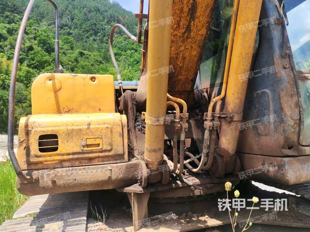 大臂油缸整体 竖拍(工作和回转装置) 大臂油缸整体 竖拍(工作和回转装置)