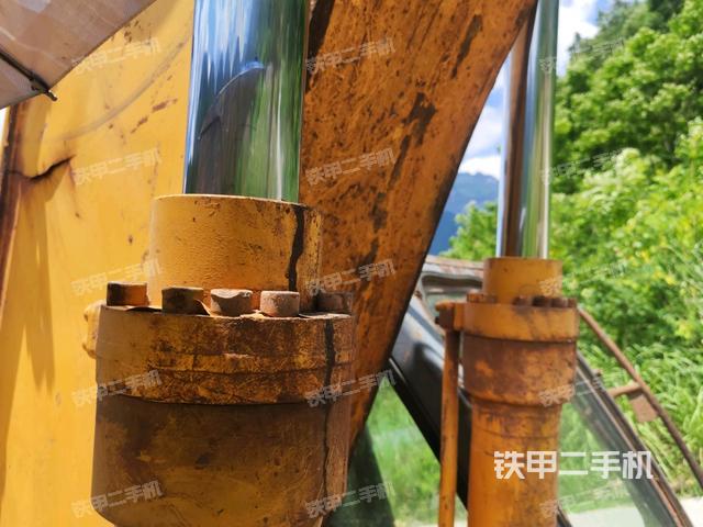 小臂整体右前(工作和回转装置) 小臂整体右前(工作和回转装置)