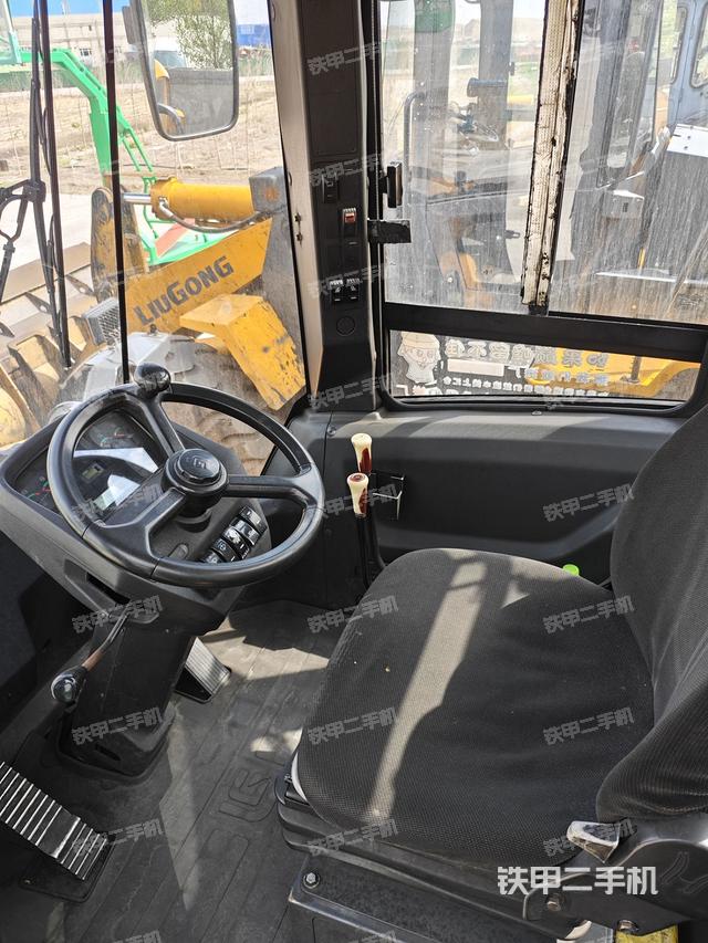 駕駛室工作臺(tái)（整機(jī)外觀及大件）