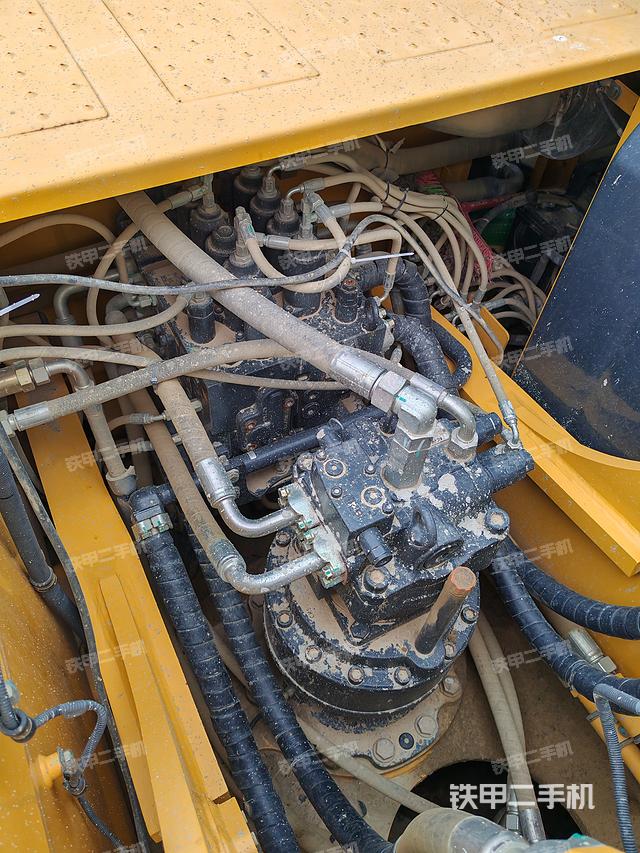 回转马达和主控阀（整机外观）