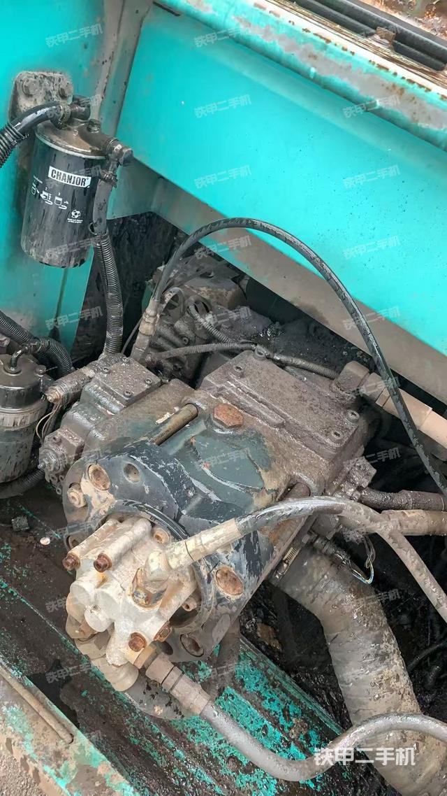 液压泵舱室正面整体(整机外观) 液压泵舱室正面整体(整机外观)