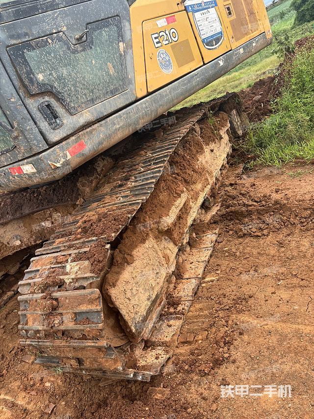 單側(cè)履帶整體(整機外觀) 單側(cè)履帶整體(整機外觀)